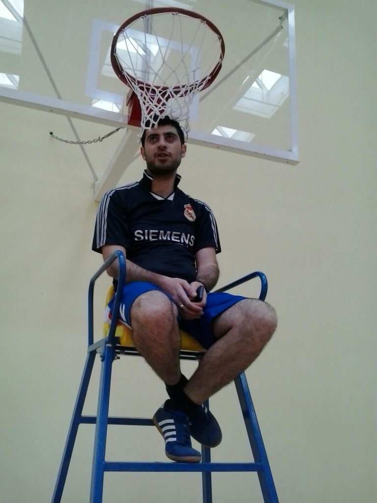 Судье турнира по волейболу Георгию Кеворкову сверху видно все